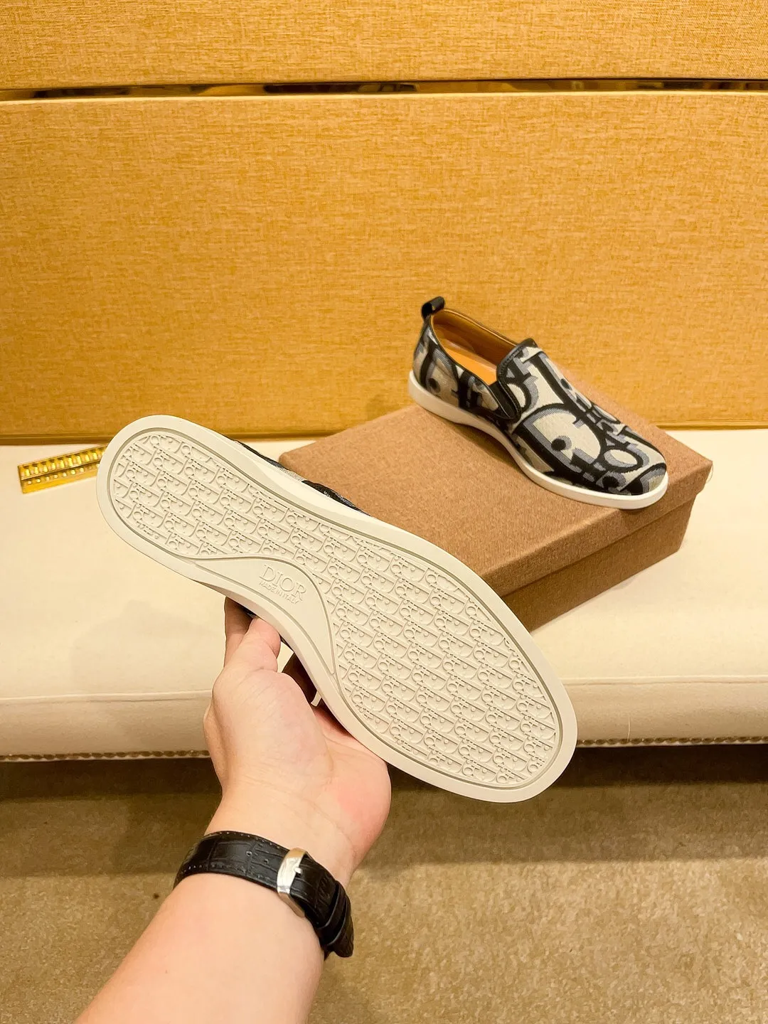 Factory price 380🔥[Dior] The latest 2024 new model is carefully crafted and set off the audience! An international brand that continues to innovate. This men's all-season casual shoe, the original version, has an all-leather upper, breathable and comfortable leather feet ➕Rubber non-slip outsole, breathable and comfortable, quality speaks for itself👄Color: two colors Size: 38-44